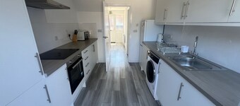 3 Bedroom House - Sleeps 6 & Free Parking