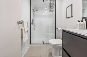 Dusche, Haartrockner, Handtücher, Seife