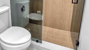 Dusche, Haartrockner, Bidet, Handtücher
