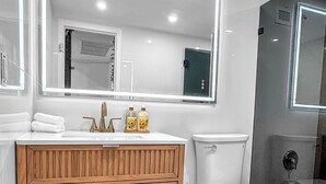 Dusche, Haartrockner, Bidet, Handtücher