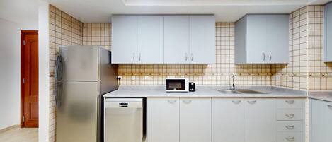 ثلاجة، ميكروويف، فرن، موقد طهي مسطح