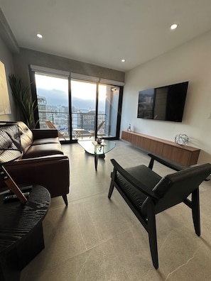 Smart-TV, Tischfußball, Tischtennisplatte