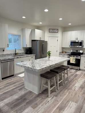 Een microgolfoven, een oven, een kookplaat, een vaatwasser