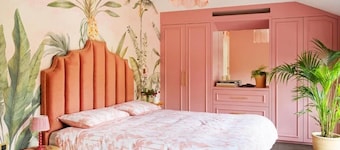 Elegant Accommodation: Thames Mansion – Water View