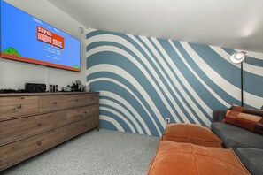 Smart TV, chimenea, videojuegos y libros 