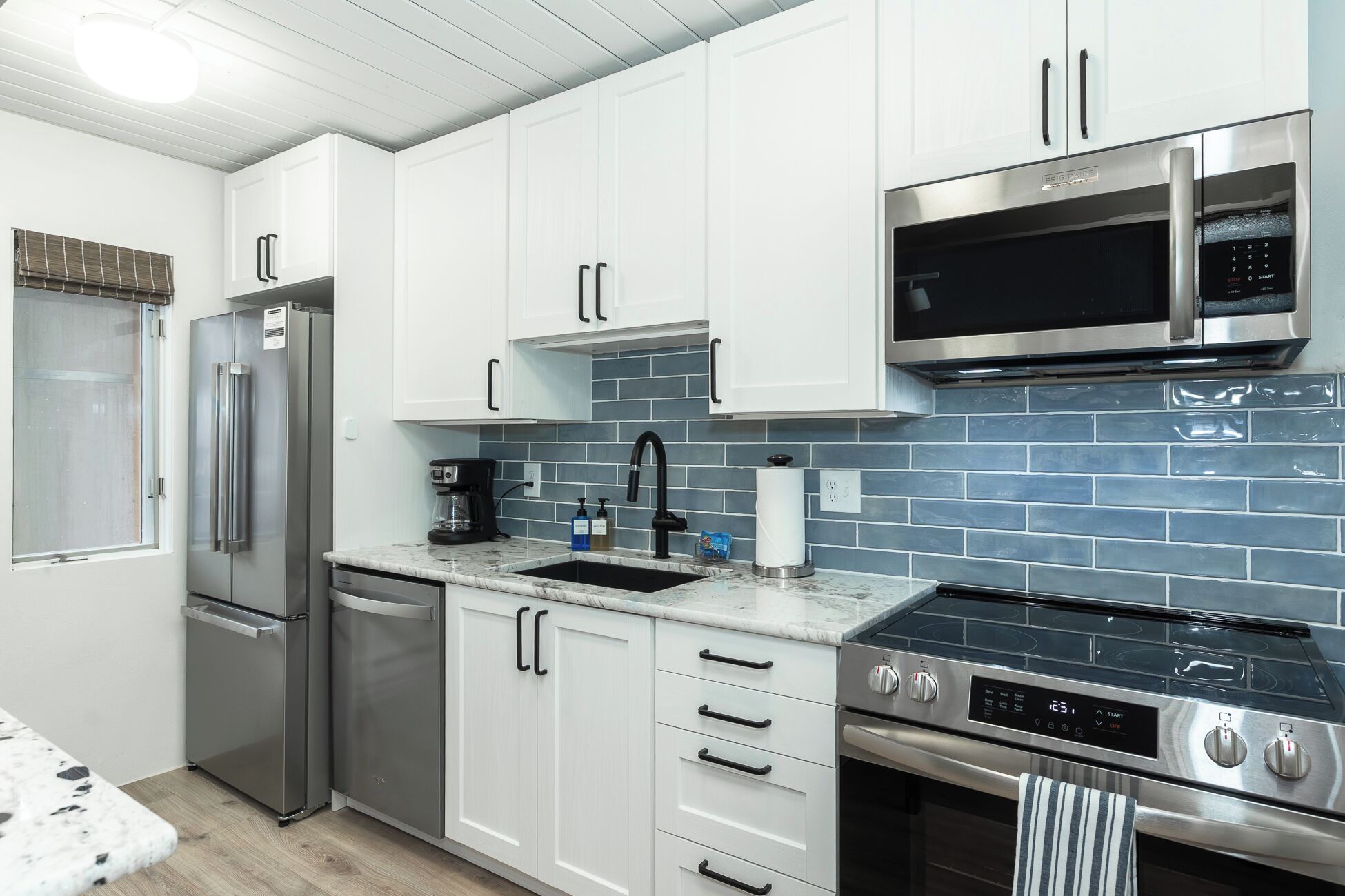 Frigorifero, microonde, forno, piano cottura