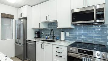 Frigorifero, microonde, forno, piano cottura