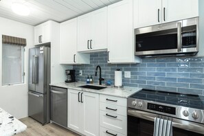 Réfrigérateur, four à micro-ondes, un four, surface de cuisson