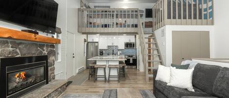 Smart TV, lareira, videogames, livros