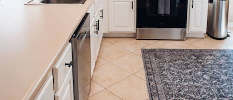 Micro-ondes, four, plaque de cuisson, lave-vaisselle