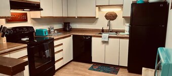 Mountain Oasis: 3-Bedroom Condo with Resort-Style Amenities. Pet Friendly!