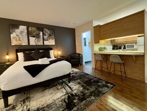 Desk, iron/ironing board, WiFi, bed sheets - 237 Saint-joseph Joli studio en centre ville de Québec avec Parking (Québec)