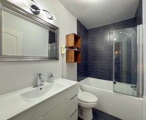 Hair dryer, towels - 237 Saint-joseph Joli studio en centre ville de Québec avec Parking (Québec)