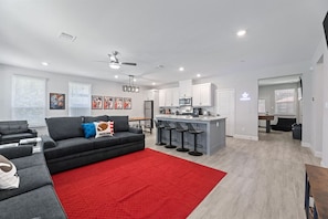 TV, video games, ping pong - Sporty Spot - Hot Tub - Walk to AT&T Stadium (Arlington)