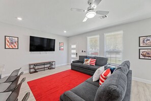 Televisio, videopelejä, pöytätennispöytä