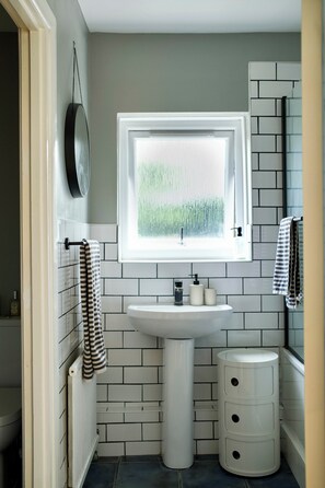 Hair dryer, towels, soap, shampoo - Stylish 1-bed with tranquil private garden in Walthamstow (London)