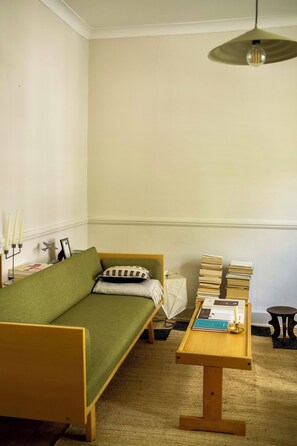 Books, stereo - Stylish 1-bed with tranquil private garden in Walthamstow (London)