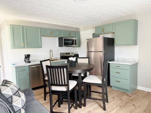 Kjøleskap, mikrobølgeovn, ovn og kokeplater