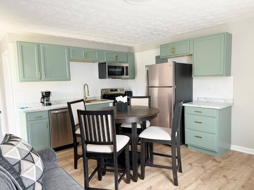 5th Street Retreat - KING 1BD/1BA Apt in Henderson