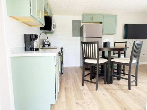 5th Street Retreat - KING 1BD/1BA Apt in Henderson