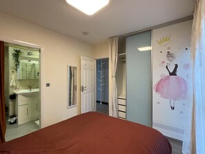 2 habitaciones, tabla de planchar con plancha, wifi y ropa de cama