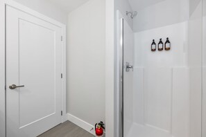 Een douche, een haardroger, handdoeken, zeep