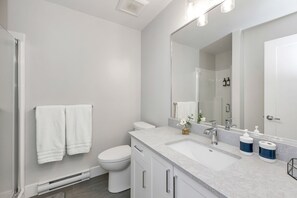 Douche, sèche-cheveux, serviettes fournies, savon