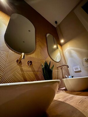 Douche, sèche-cheveux, bidet, serviettes fournies