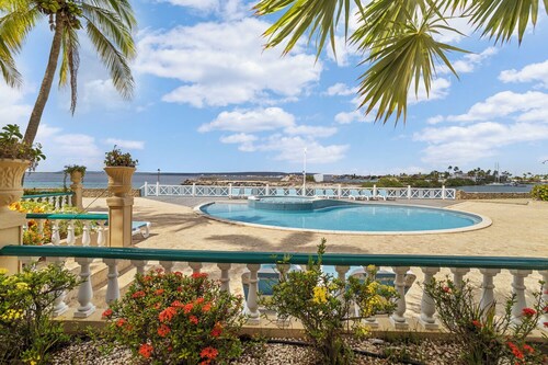 Modern apartment with view, pool, pier and beach access, near Kralendijk!