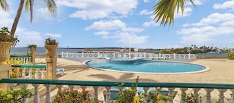Modern apartment with view, pool, pier and beach access, near Kralendijk!