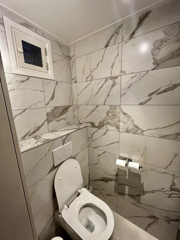Douche, sèche-cheveux, serviettes fournies, papier toilette