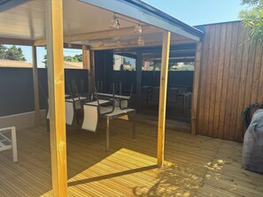 Outdoor dining - Wooden chalet rental (Châteauneuf-les-Martigues)