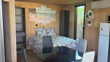 1 bedroom, bed sheets