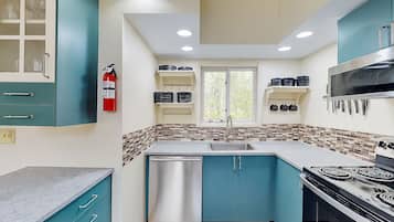 Suíte conforto | Cozinha privada | Geladeira grande, micro-ondas, fogão, cooktop