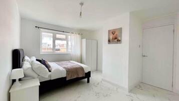 4 habitaciones, caja de seguridad en la habitación y escritorio