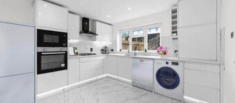 Modern Fashionably Refurbished 4 bedroom Home with Wi-Fi