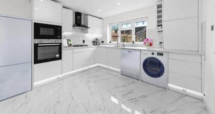 Modern Fashionably Refurbished 4 bedroom Home with Wi-Fi