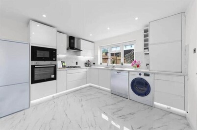 Modern Fashionably Refurbished 4 bedroom Home with Wi-Fi 25 minutes to London