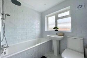 Eco-friendly toiletries, hair dryer, towels, soap - 
Supremely Posh Terraced Home in Tonbridge |Modern Upgrades, Parking with Garden (Tonbridge)