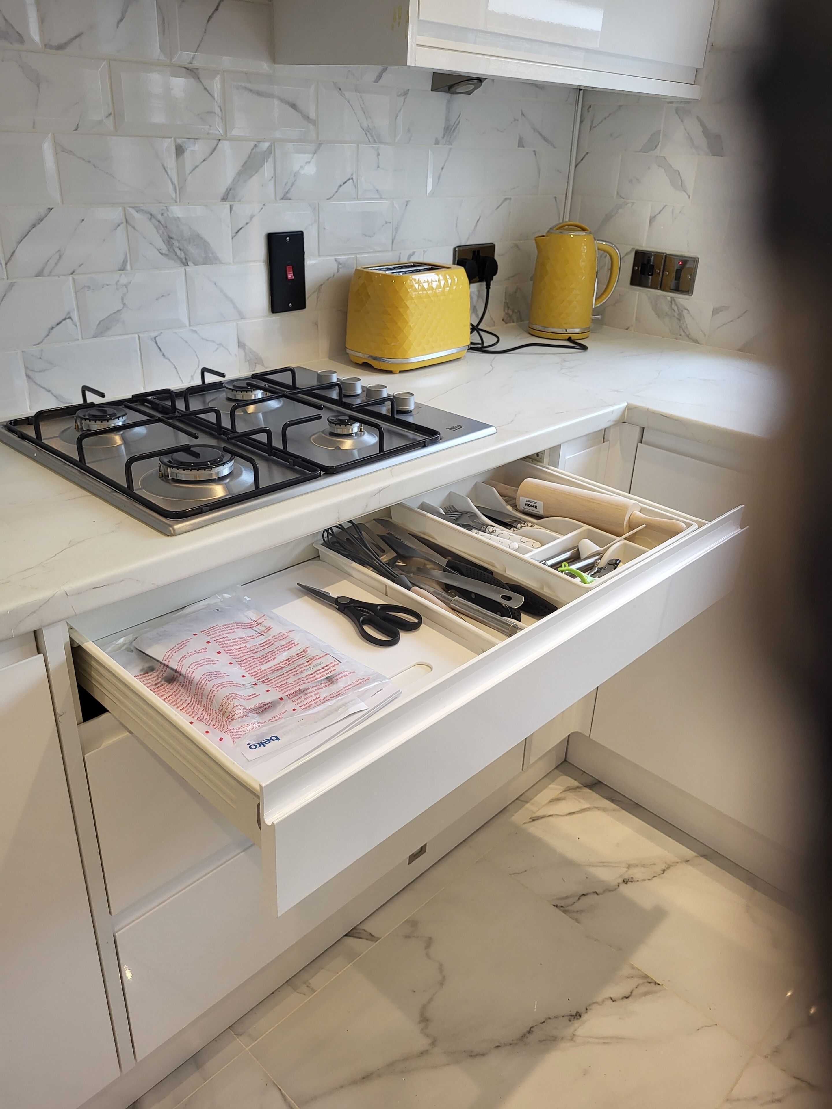 Kjøleskap, mikrobølgeovn, ovn og kokeplater