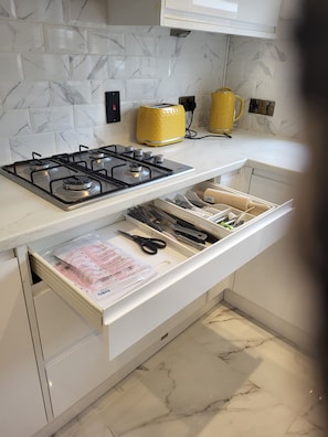 Frigorifero, microonde, forno, piano cottura