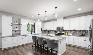 Microwave, oven, stovetop, dishwasher - Lovely 6-bedroom house with many amenities. Master room is resort style. (Moreno Valley)