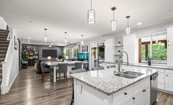 Dining - Lovely 6-bedroom house with many amenities. Master room is resort style. (Moreno Valley)