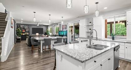 Lovely 6-bedroom house with many amenities. Master room is resort style.