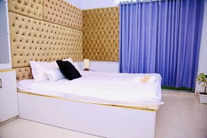 In-room safe, iron/ironing board, WiFi, bed sheets