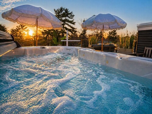 Private Hot Tub The Perch 14 |2BR + Downtown Walks + Patio
