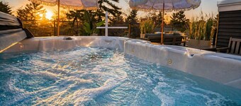 Private Hot Tub The Perch 14 |2BR + Downtown Walks + Patio