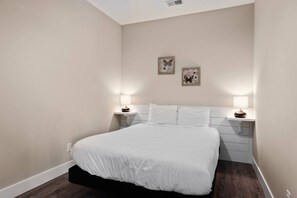 2 habitaciones, escritorio y tabla de planchar con plancha 