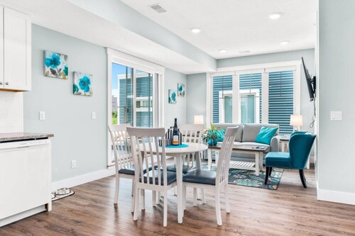 Private Hot Tub The Roost 16 |2BR + Downtown Walks + Patio