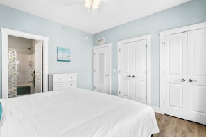 2 chambres, bureau, fer et planche à repasser, lit de bébé portatif